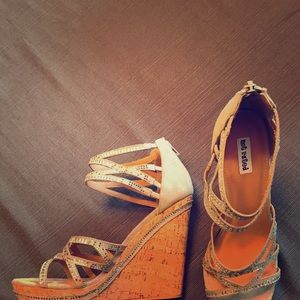 Gray fun platform sandals